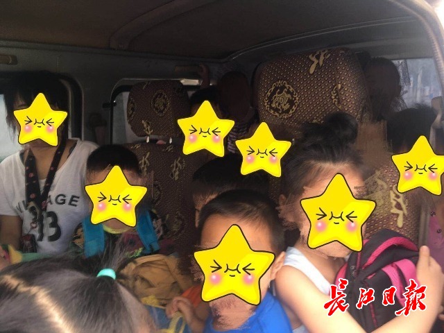 驚嚇！一輛面包車充當校車，超載了一車幼兒