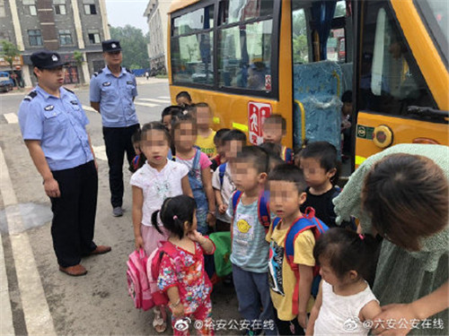 六安：幼兒園校車超載送人 司機超齡無證駕駛