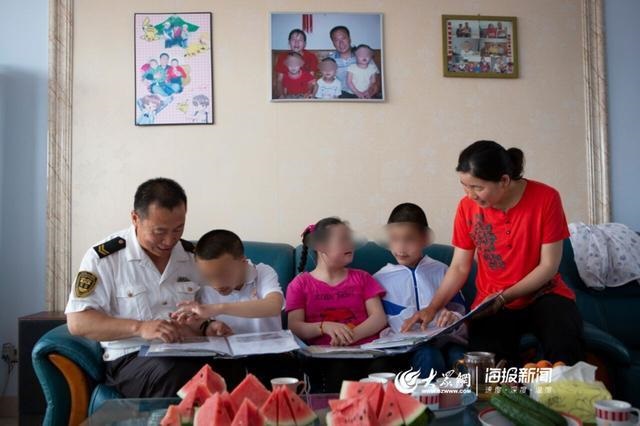 校車“寄養(yǎng)爸爸”好樣的！13年為3名孤殘兒童打造“溫馨之家”