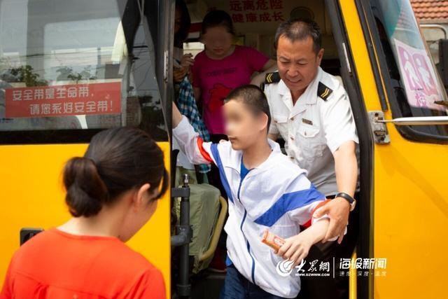 校車“寄養(yǎng)爸爸”好樣的！13年為3名孤殘兒童打造“溫馨之家”