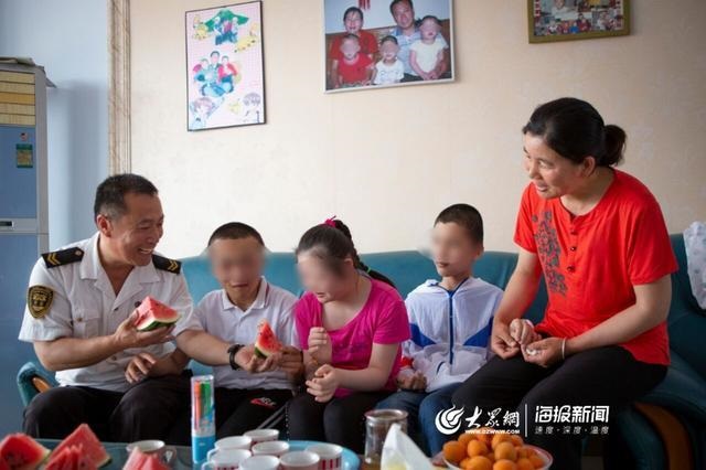 校車“寄養(yǎng)爸爸”好樣的！13年為3名孤殘兒童打造“溫馨之家”