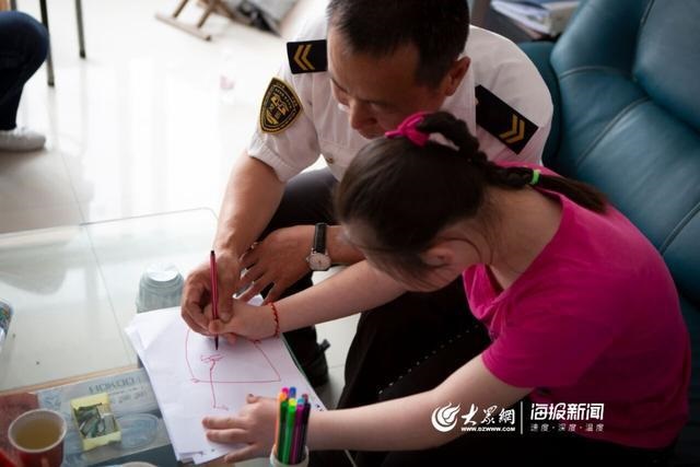 校車“寄養(yǎng)爸爸”好樣的！13年為3名孤殘兒童打造“溫馨之家”