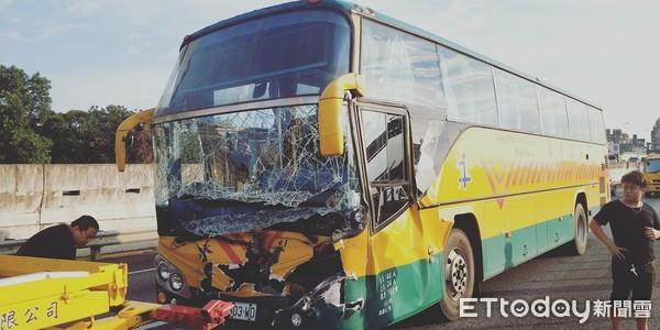 快訊 永平工商校車國一與大貨車事故！22學(xué)生 1司機受傷 堵8公里