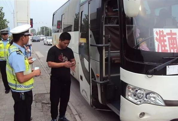 學生忙！家長忙！交警更忙！鳳臺交警開啟“護學”模式