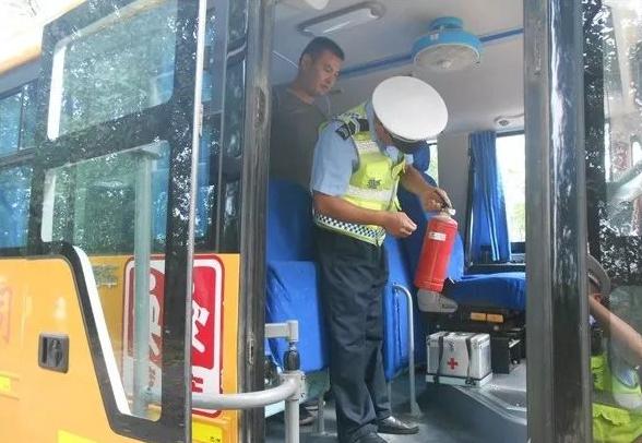 學生忙！家長忙！交警更忙！鳳臺交警開啟“護學”模式
