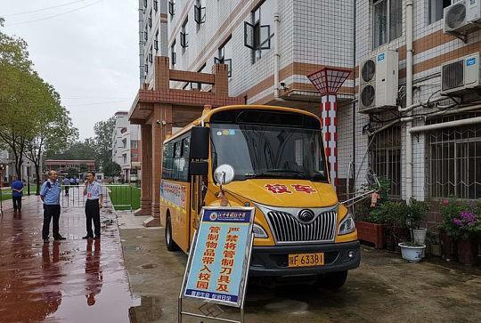 漢中國際中學(xué)校車逾期未檢還不購交強險，交警責(zé)令整改