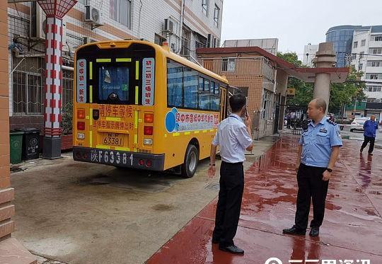 漢中國際中學(xué)校車逾期未檢還不購交強險，交警責(zé)令整改