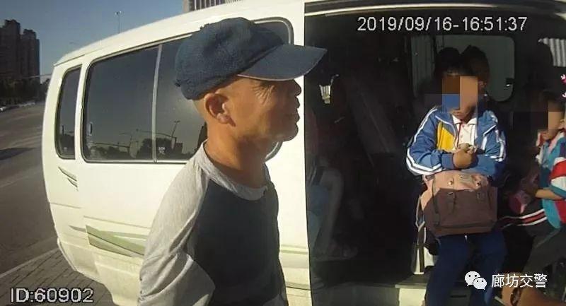 “黑校車(chē)”嚴(yán)重超員 三大隊(duì)交警及時(shí)查處守護(hù)學(xué)生平安