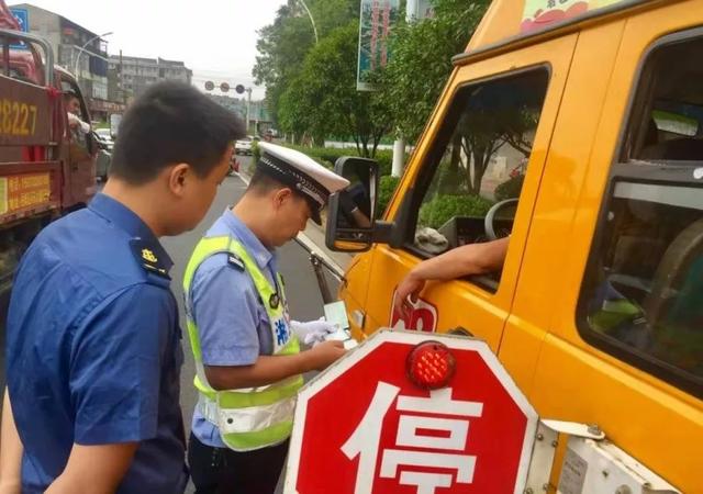 湘潭一校車司機酒駕心存僥幸“走捷徑”，交警蜀黍：沒想到吧？
