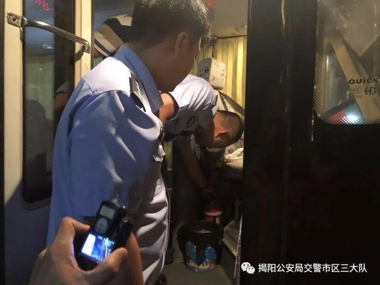 潮汕一校車被舉報(bào)！為了趕時(shí)間便逆向行駛的行為讓人后怕！