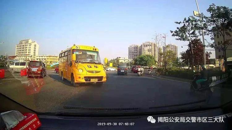 潮汕一校車被舉報(bào)！為了趕時(shí)間便逆向行駛的行為讓人后怕！