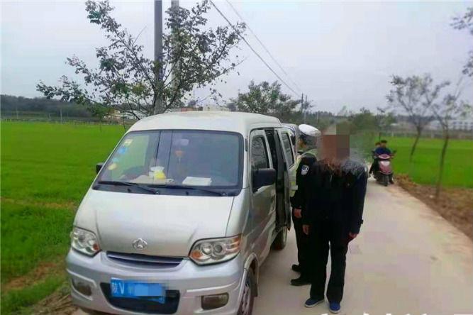 黑校車”超載擠了9個(gè)娃 寶雞交警及時(shí)攔截