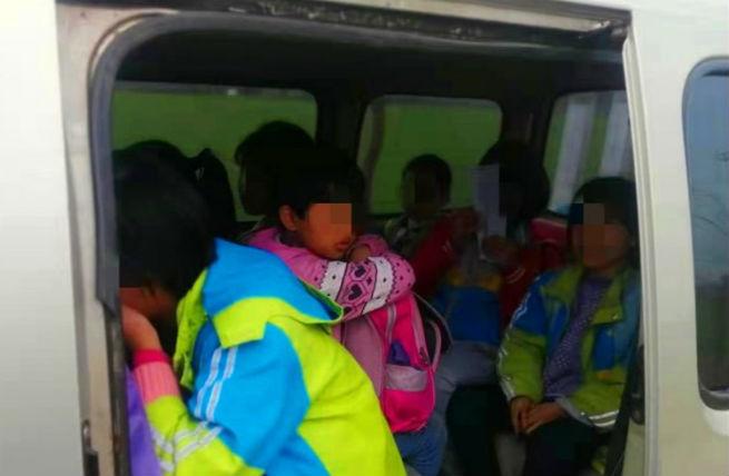 黑校車”超載擠了9個(gè)娃 寶雞交警及時(shí)攔截