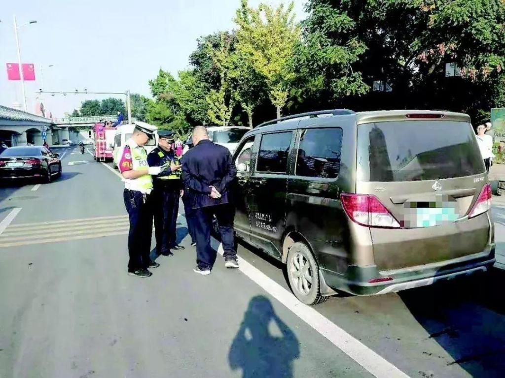 太原交警查處多輛“黑校車”，發(fā)現(xiàn)疑似情況打122舉報！