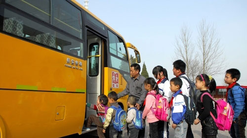 公交車和校車在同一線路，公交車可以拉線路內(nèi)的學生嗎？