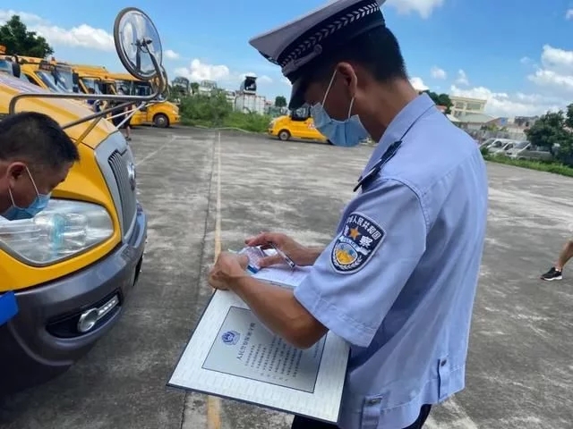 筑牢安全防線，民眾鎮開展幼兒園校車安全大檢查
