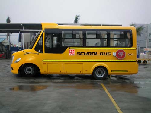 校車在醫(yī)院消防通道停車，幼兒園說已備案，院方：自己畫的停車位