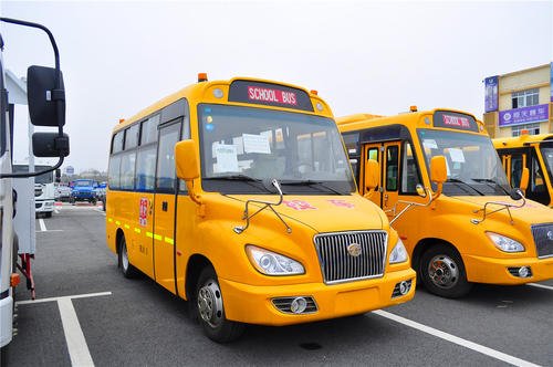 校車在醫(yī)院消防通道停車，幼兒園說已備案，院方：自己畫的停車位