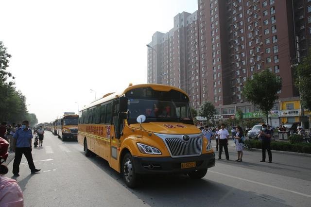 黃驊：“愛心校車”連續(xù)10年愛心送考，為高考學(xué)子圓夢護(hù)航