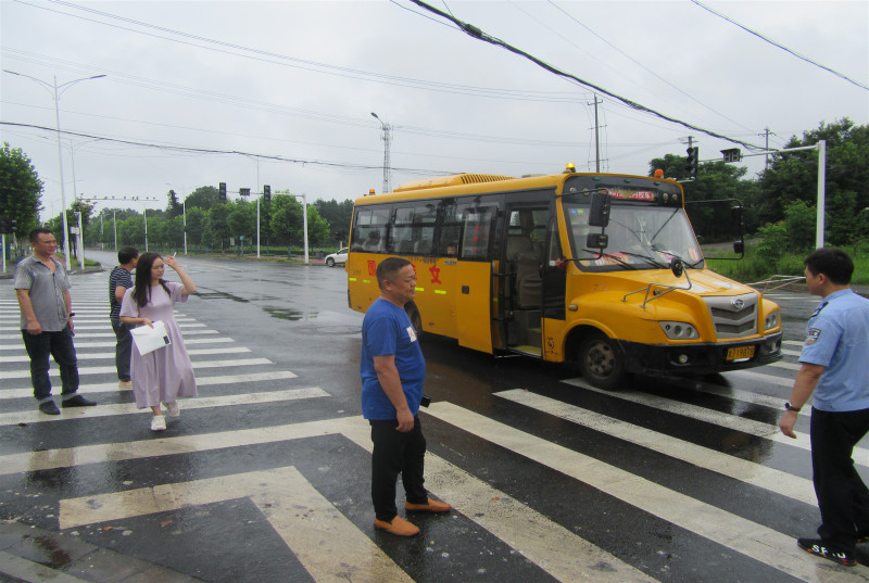 湖南常德：聯(lián)合開展校車安全檢查 打好本學(xué)期護校收官戰(zhàn)