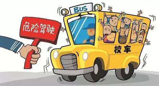 “黑校車”嚴重超載交警當街發怒