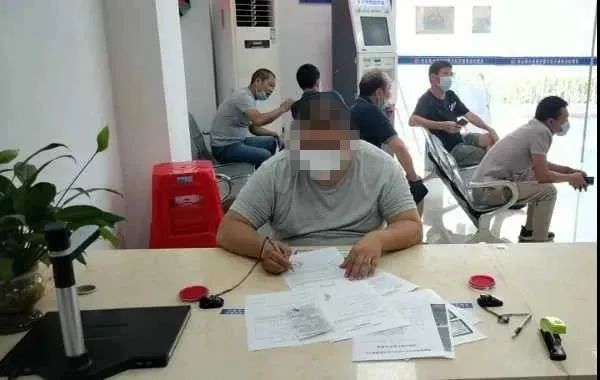 福建漳州交警開出“萬元”罰單！“黑校車”