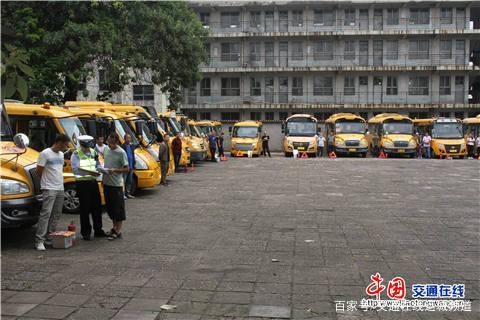 山西省新絳交警聯(lián)合縣教科局提前排查校車隱患