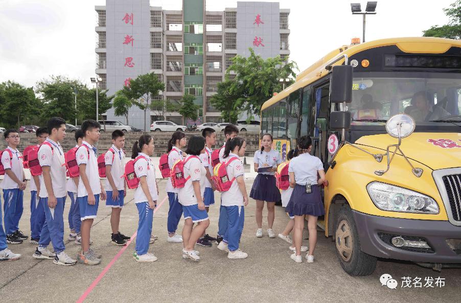 校車(chē)著火了？原來(lái)是高州舉辦校車(chē)突發(fā)事故應(yīng)急演練！
