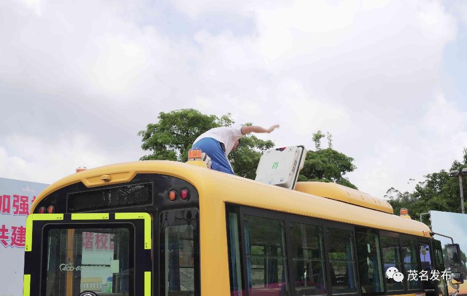 校車(chē)著火了？原來(lái)是高州舉辦校車(chē)突發(fā)事故應(yīng)急演練！