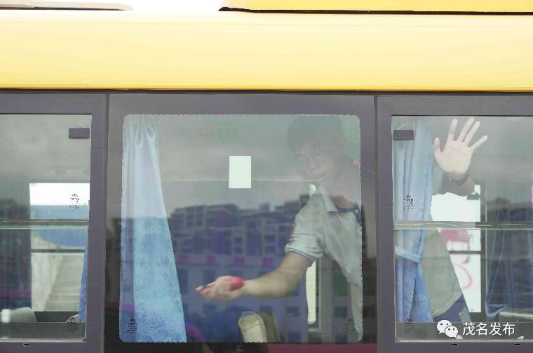 校車(chē)著火了？原來(lái)是高州舉辦校車(chē)突發(fā)事故應(yīng)急演練！