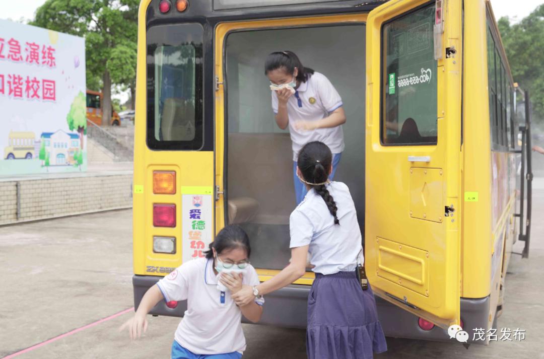 校車(chē)著火了？原來(lái)是高州舉辦校車(chē)突發(fā)事故應(yīng)急演練！