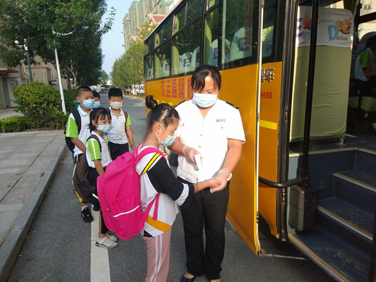 青島：新學(xué)期，校車(chē)為平度1.8萬(wàn)余名學(xué)生安全護(hù)航
