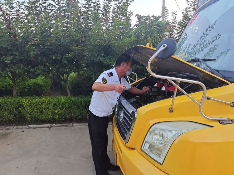 青島：新學(xué)期，校車(chē)為平度1.8萬(wàn)余名學(xué)生安全護(hù)航
