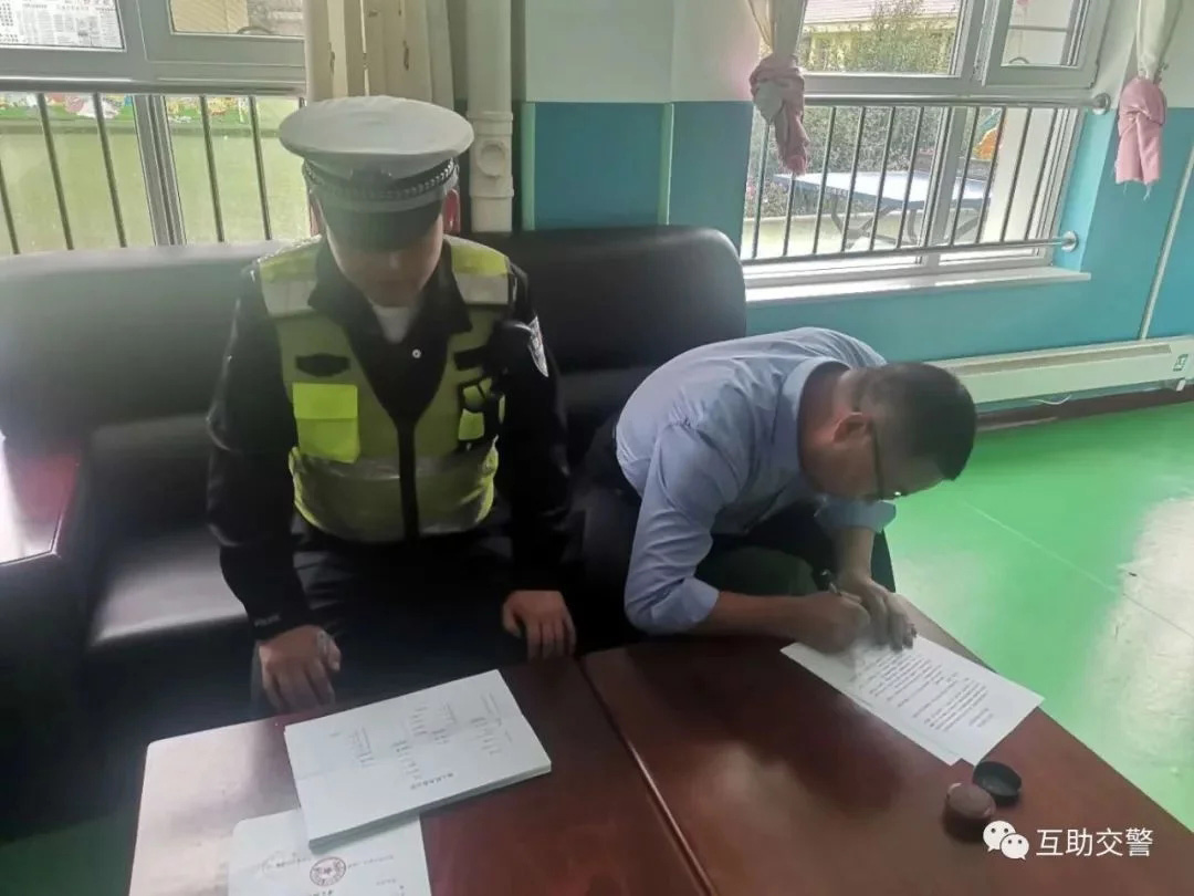 開學(xué)季，互助交警開展校車安全大檢查
