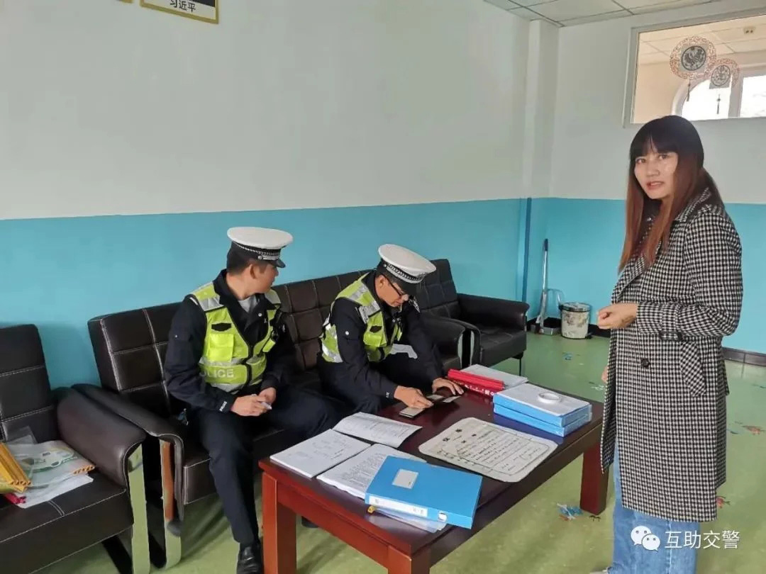 開學(xué)季，互助交警開展校車安全大檢查
