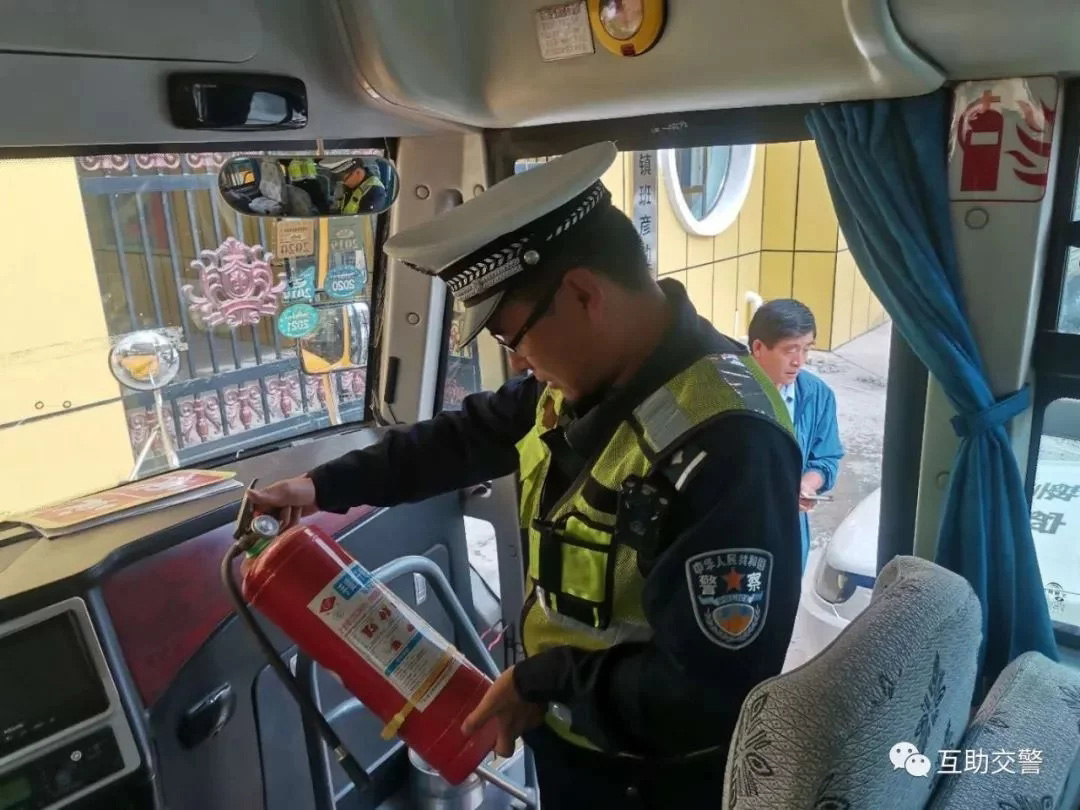 開學(xué)季，互助交警開展校車安全大檢查