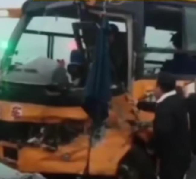 遼寧沈陽一廂式貨車與校車相撞，現場路面到處是車輛殘骸