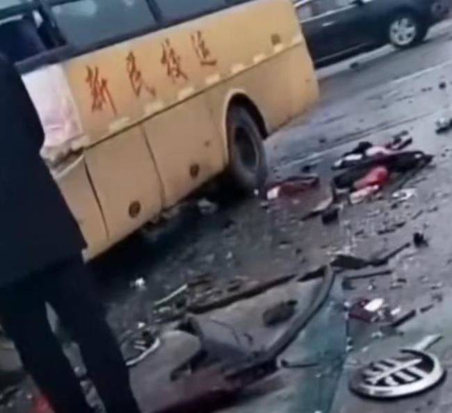 遼寧沈陽一廂式貨車與校車相撞，現場路面到處是車輛殘骸