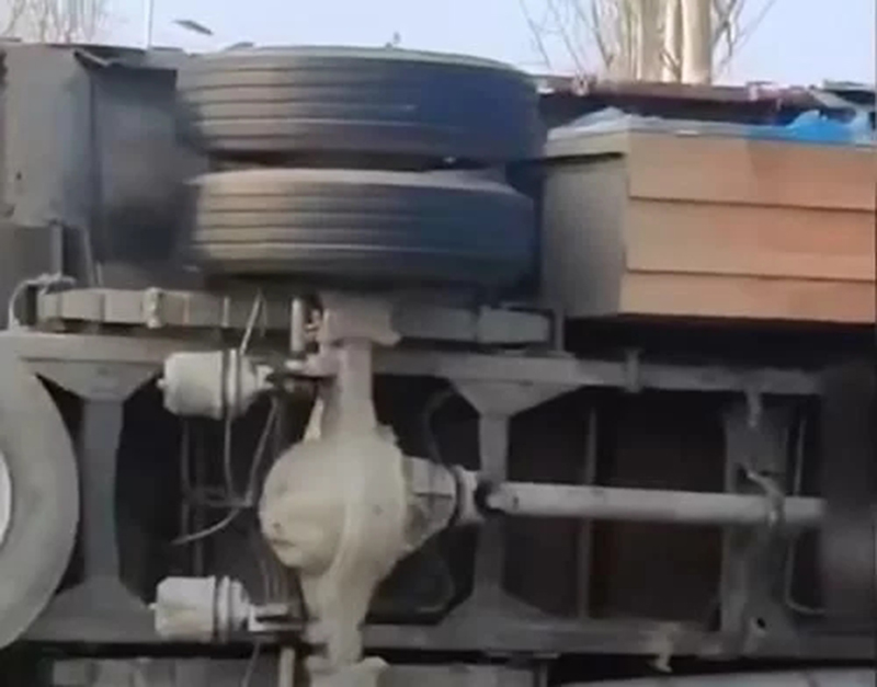 安陽一輛大貨車與校車相撞，兩車均側翻，一車幼兒坐地上大哭