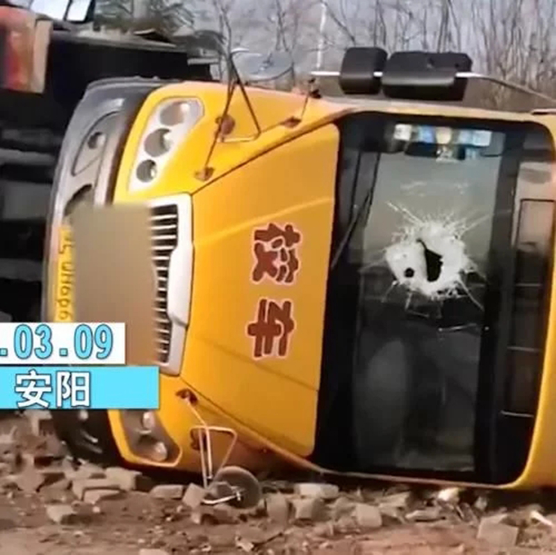 安陽一輛大貨車與校車相撞，兩車均側翻，一車幼兒坐地上大哭