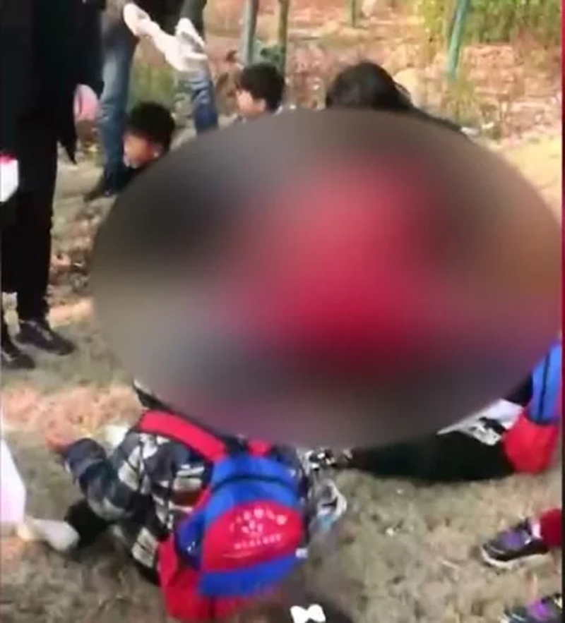 安陽一輛大貨車與校車相撞，兩車均側翻，一車幼兒坐地上大哭