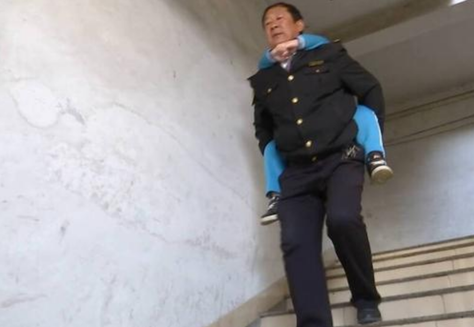 最美校車人 | 56歲“校車爸爸”1000多次接送“漸凍”兒童，風(fēng)雨無阻，網(wǎng)友點(diǎn)贊