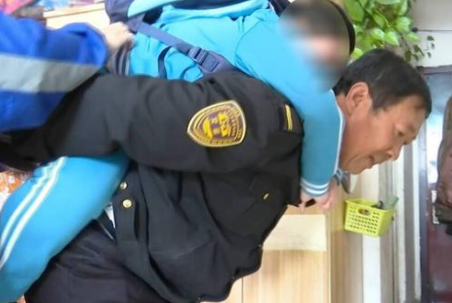 最美校車人 | 56歲“校車爸爸”1000多次接送“漸凍”兒童，風(fēng)雨無阻，網(wǎng)友點(diǎn)贊