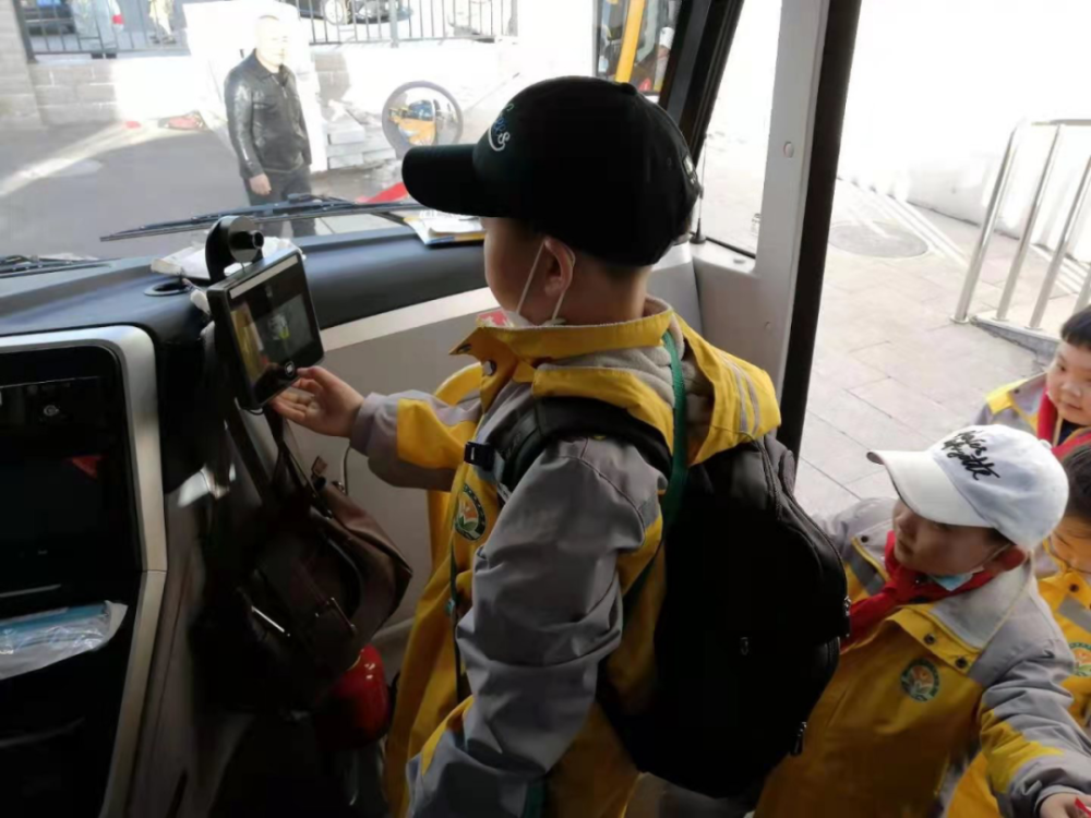 內蒙古錫林浩特：12條定制專線開通，這些小學、幼兒園校車“上崗”了
