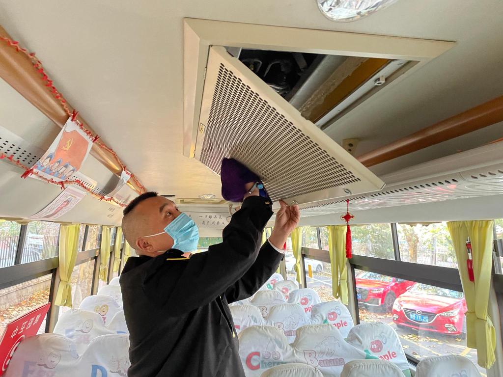 讓孩子們溫暖乘車！青島2000余輛溫馨校車全面開暖風