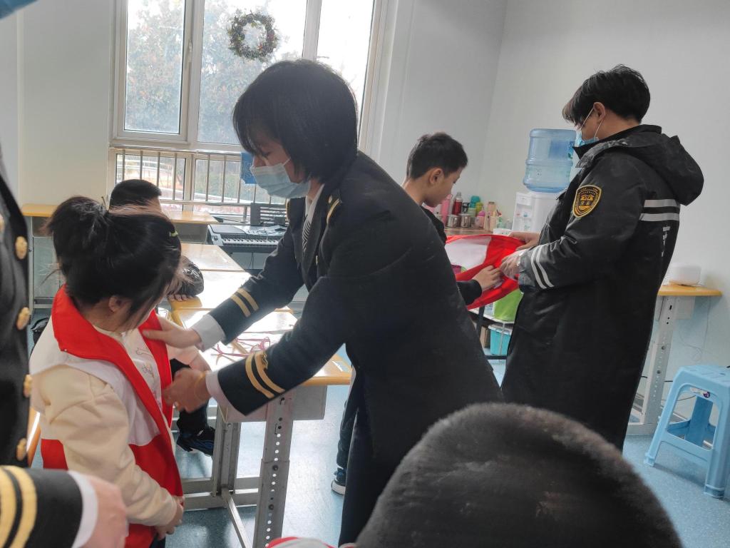 陪伴殘疾孩子，青島城運(yùn)控股溫馨校車公司開展以“守護(hù)溫暖、傳遞關(guān)愛”為主題的暖冬系列活動