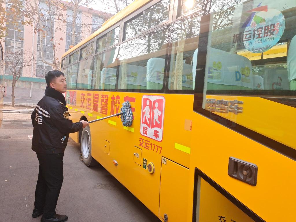 主動(dòng)抱受傷學(xué)生上下學(xué) 開(kāi)校車(chē)安全行駛10萬(wàn)里，守護(hù)孩子們安全上下學(xué)