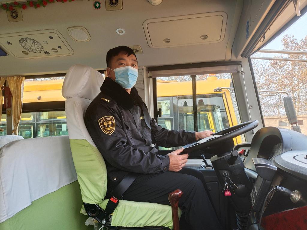 主動(dòng)抱受傷學(xué)生上下學(xué) 開(kāi)校車(chē)安全行駛10萬(wàn)里，守護(hù)孩子們安全上下學(xué)