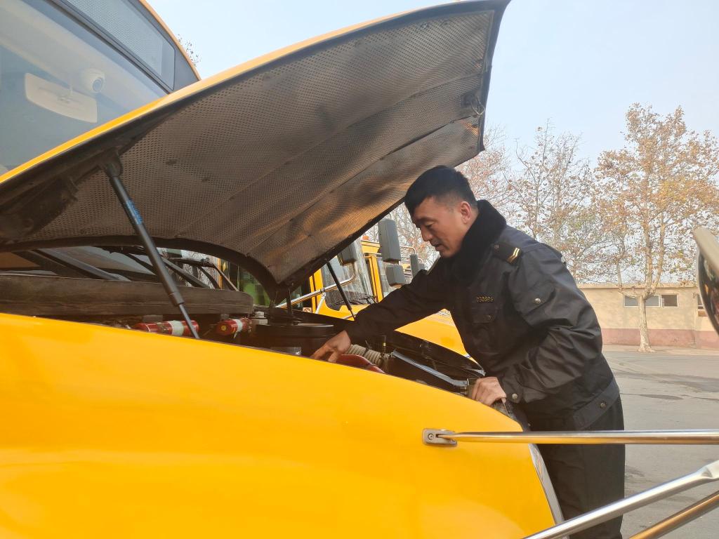 主動(dòng)抱受傷學(xué)生上下學(xué) 開(kāi)校車(chē)安全行駛10萬(wàn)里，守護(hù)孩子們安全上下學(xué)