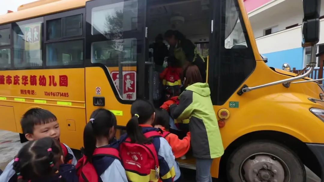 四川廣安引進(jìn)46輛校車“解決農(nóng)村幼兒入園乘車難”問題
